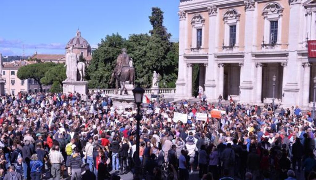 Roma: Marino fa bagno folla tra supporter, "non mollare"
