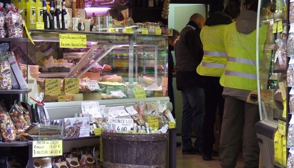 Blatte e frodi in commercio, i Vigili chiudono due attività a via di Porta Angelica