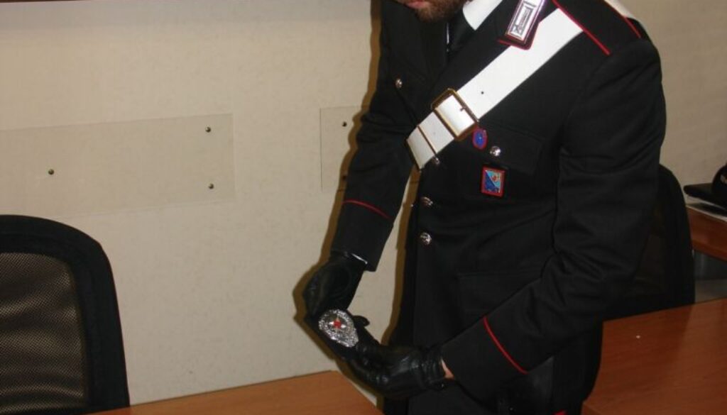 I tesserini e le mostrine sequestrati dai Carabinieri ai finti poliziotti (1)