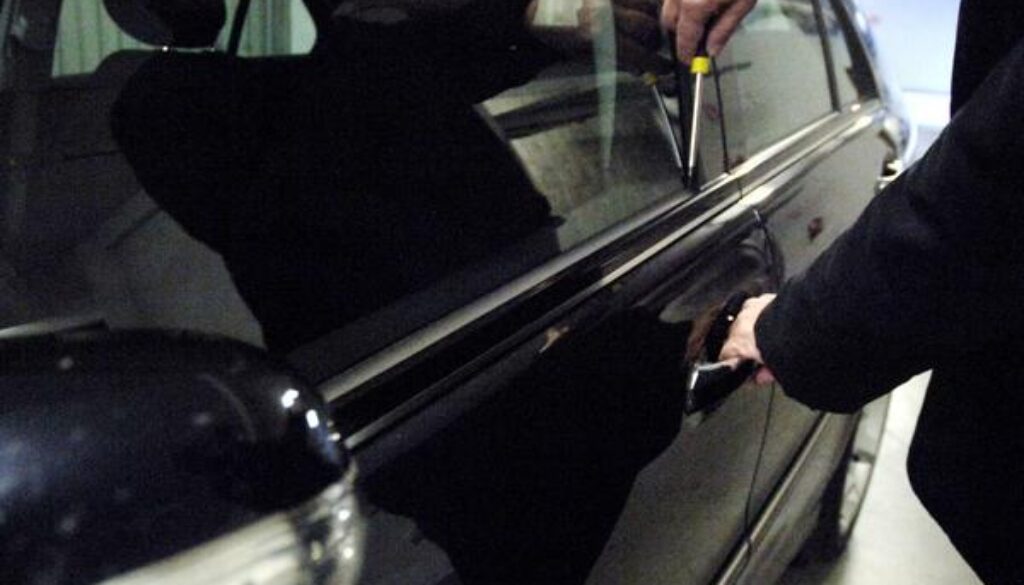 Ruba-nelle-auto-parcheggiate-a-Centocelle