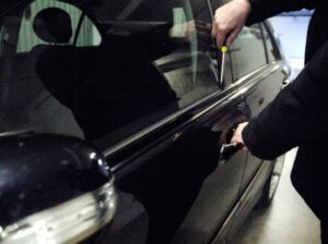 Ruba-nelle-auto-parcheggiate-a-Centocelle