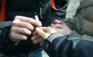 STUDENTE-FUMA STUDENTE-FUMA