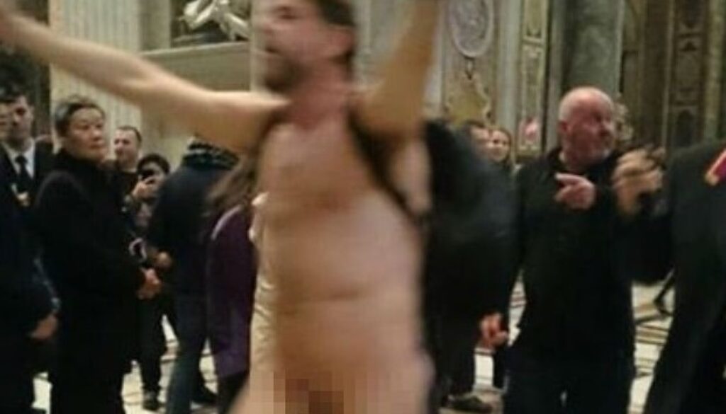 Uomo nudo dentro la Basilica di San Pietro