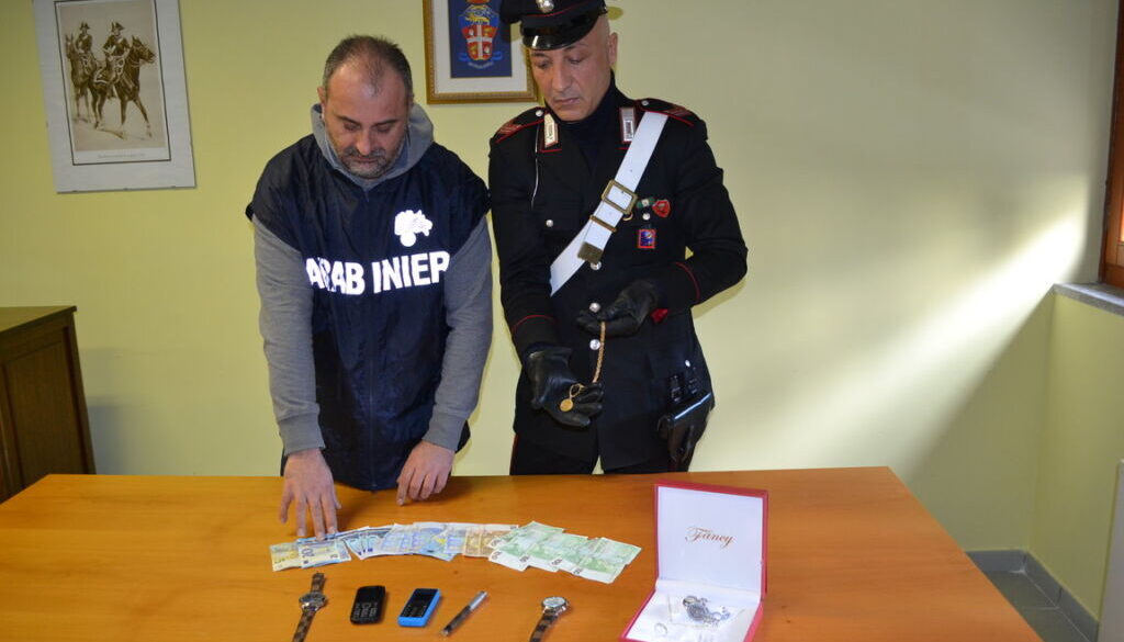 rsz_i_soldi_e_i_gioielli_recuperati_dai_carabinieri