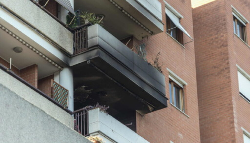 Incendio in un palazzo a Colli Aniene