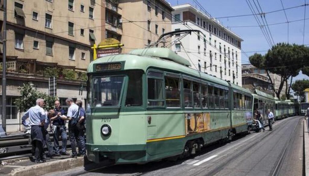 Scontro tra due tram a Roma, alcuni feriti