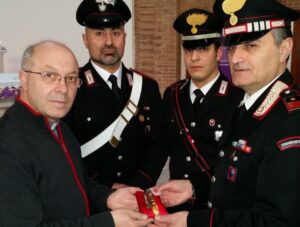 Il momento della restituzione della reliquia da parte dei Carabinieri (2)