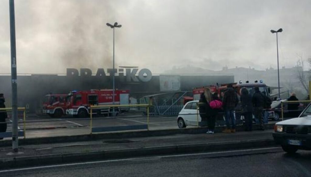 Incendio in un magazzino a Pomezia