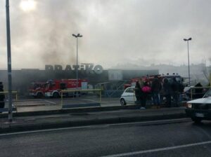 Incendio in un magazzino a Pomezia