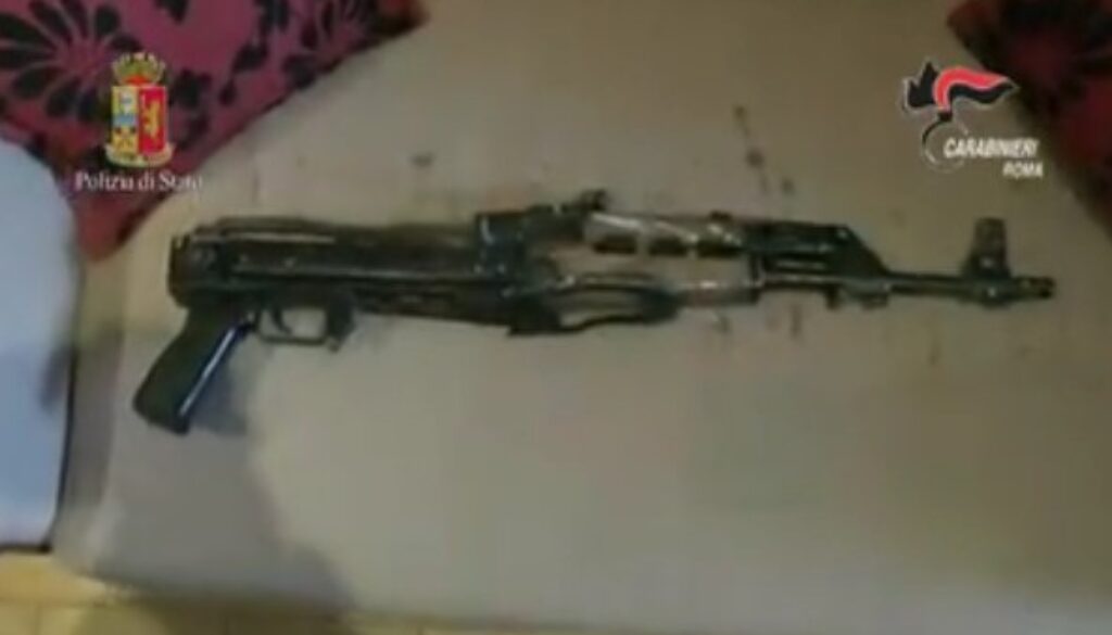 Kalashnikov e droga in casa a Tor Bella Monaca