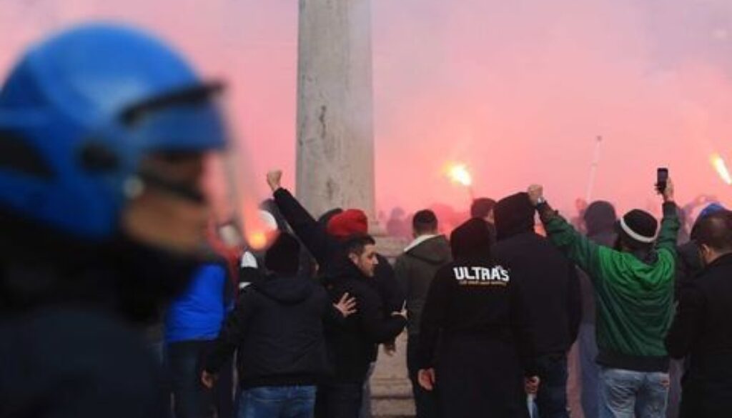 © Daniele Stanisci ag. Toiati Tifosi del Galatasaray in centro corteo da Piazza del Popolo a Piazza delle Canestre