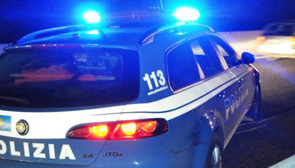 Via Prenestina, si gettano sul cofano di un'auto e le infrangono il vetro per rapinare una donna