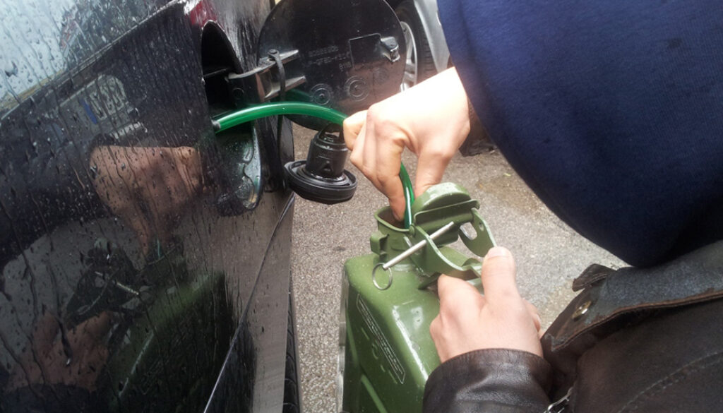 ladri-carburante-auto-furto-benzina