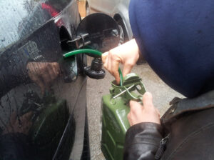 ladri-carburante-auto-furto-benzina