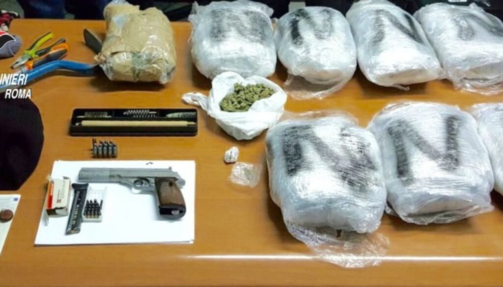 rsz_trionfale_-_la_droga_la_pistola_e_gli_attrezzi_sequestrati