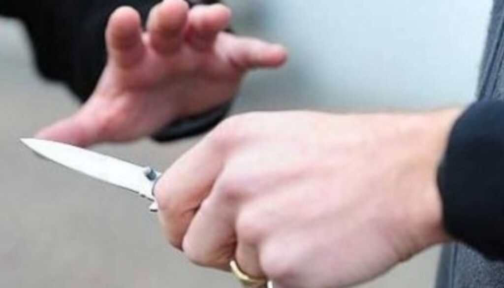 Accoltella due giovani per pochi euro a Palombara Sabina