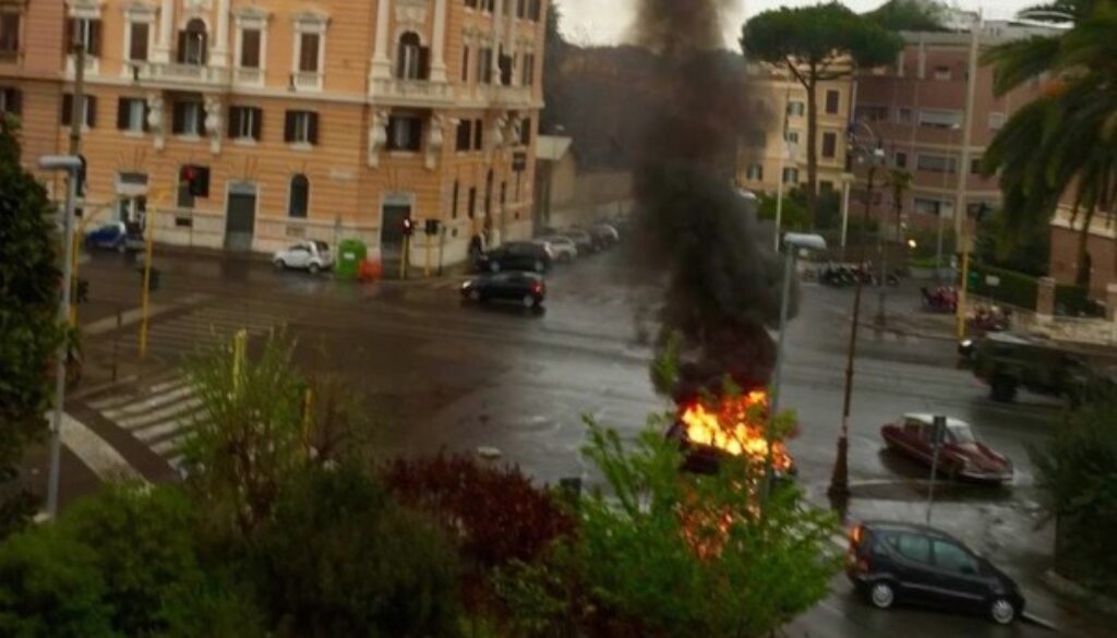 Auto esplode a viale Regina Margherita Auto esplode a viale Regina Margherita