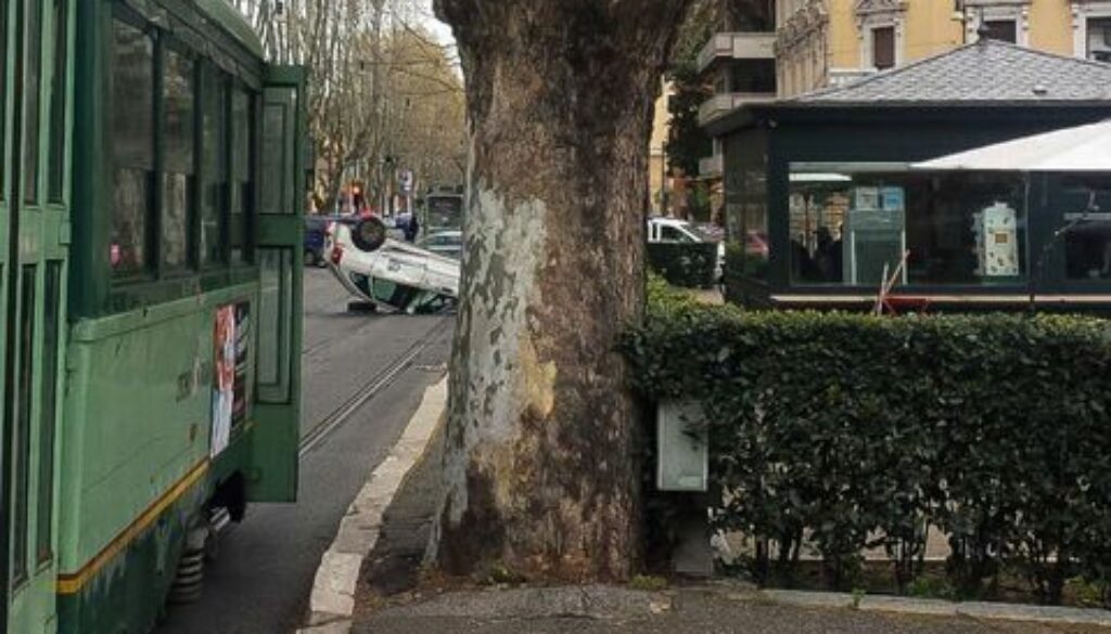 Paolo Rizzo Ag.Toiati Auto si ribalta su Viale delle Milizie subito dopo ponte Matteotti