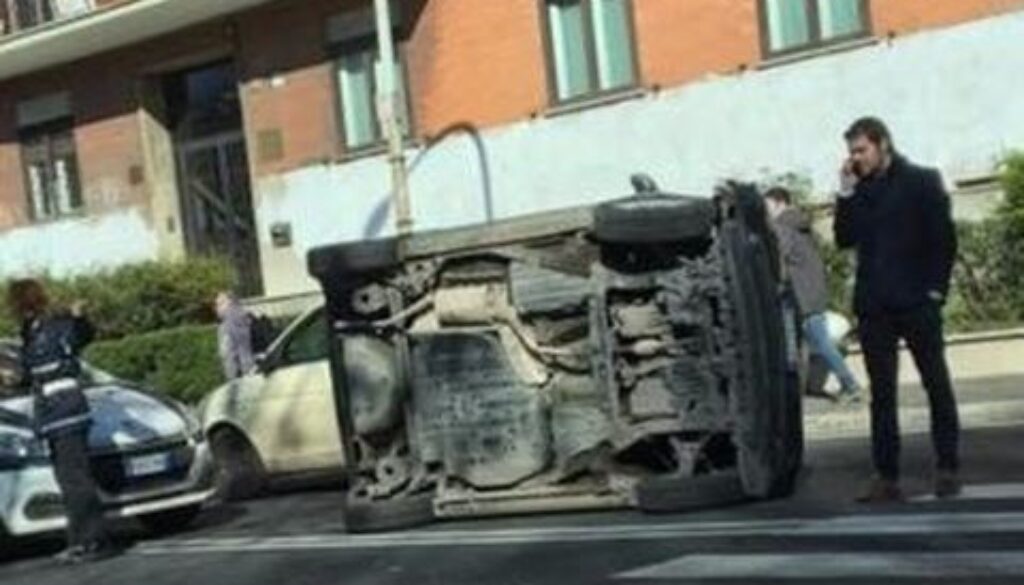 Auto si ribalta sulla Nomentana