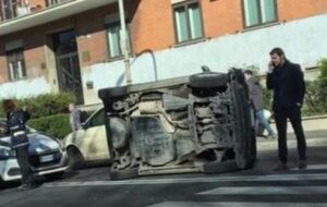 Auto si ribalta sulla Nomentana