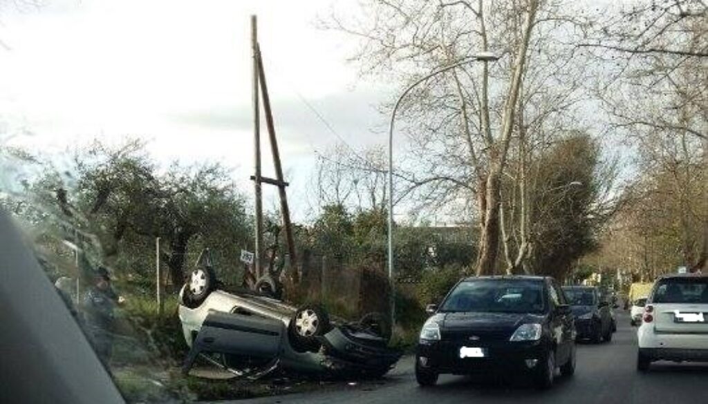 Auto si ribalta sulla Nomentana altezza XII Apostoli