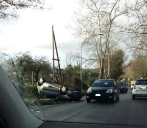 Auto si ribalta sulla Nomentana altezza XII Apostoli