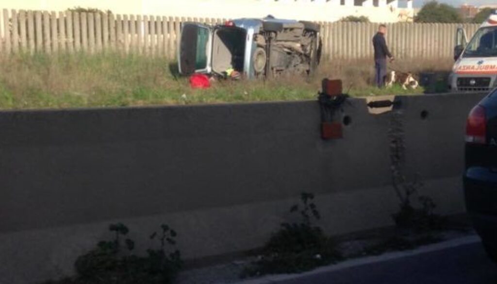 Auto si ribalta sulla Pontina