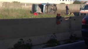 Auto si ribalta sulla Pontina