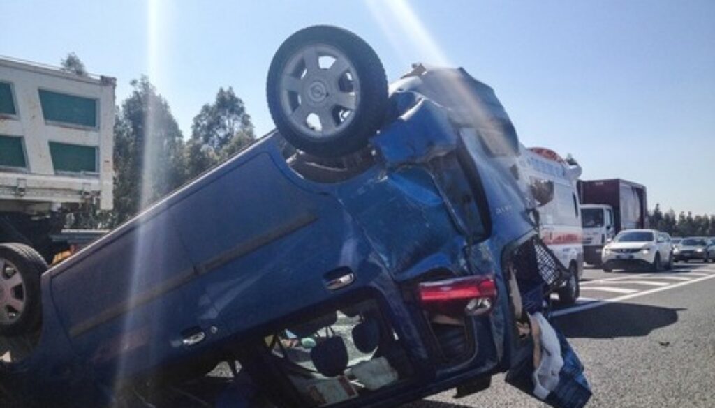 Auto si ribalta sulla Roma-Fiumicino