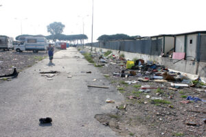 Bastonate e violenze nel campo di Castel Romano Bastonate e violenze nel campo di Castel Romano