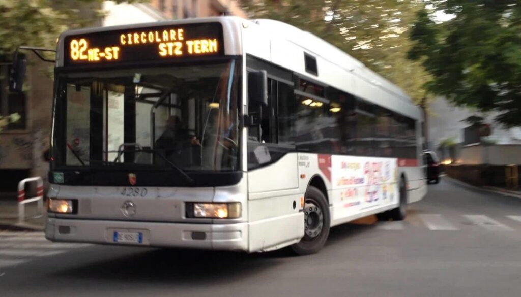 Borchia contro passeggera su bus della linea 82