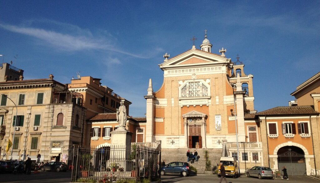 Calci e pugni per rapinare un uomo a piazza Sempione