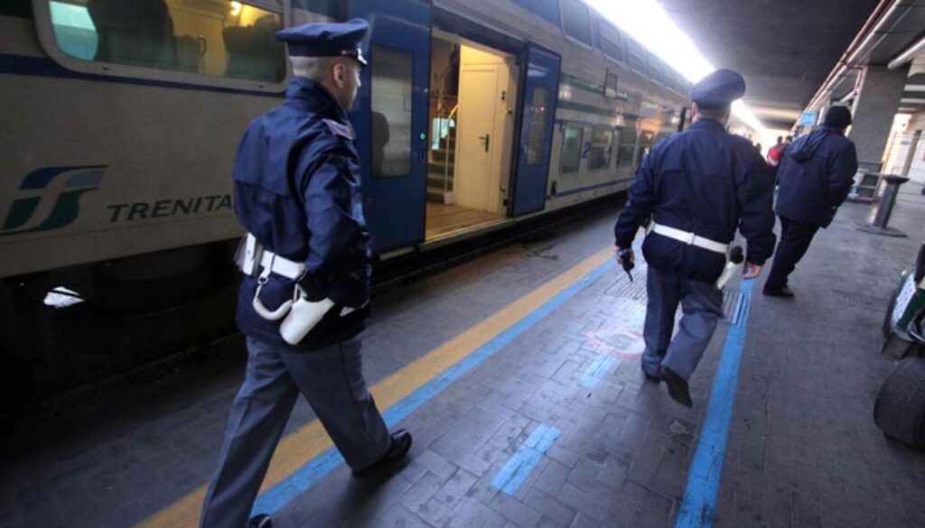 Confeziona la droga sul treno Roma-Nettuno