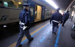 Confeziona la droga sul treno Roma-Nettuno
