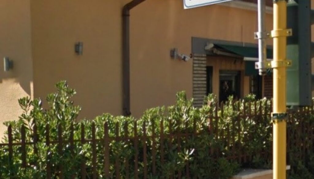 Fanno esplodere il bancomat di un supermercato a San Basilio
