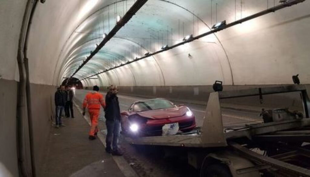 Ferrari sbanda e si schianta nel traforo di via Nazionale