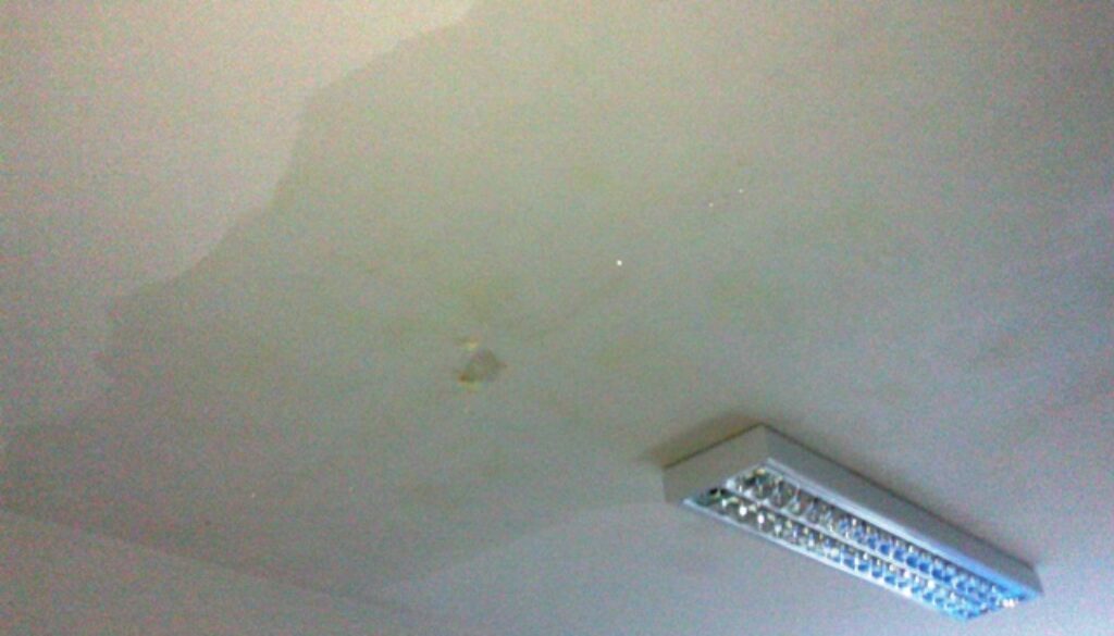 Fiumicino, piove nelle scuole
