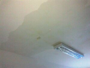 Fiumicino, piove nelle scuole
