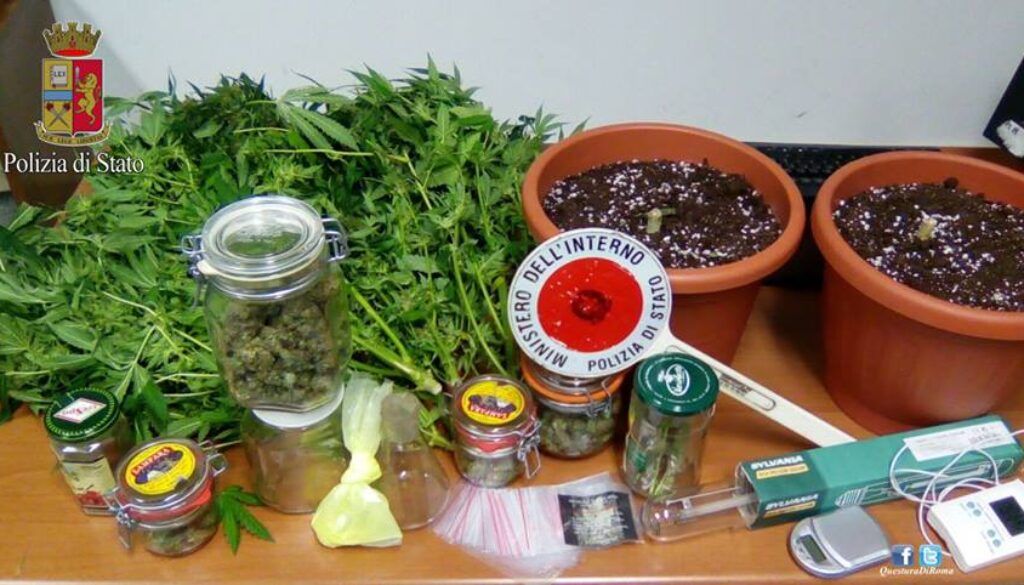 Fuggono in auto con 4 chili di droga a Tor de' Cenci