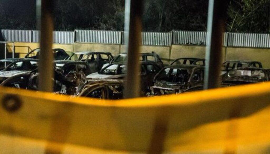 Incendio in un autosalone a Vermicino