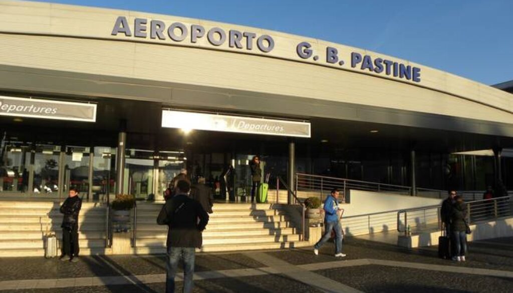Incidente tra auto e moto nel parcheggio dell'aeroporto di Ciampino