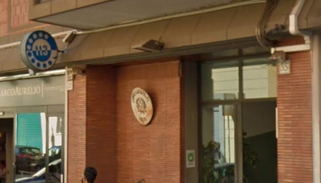 Insegue e fa arrestare due borseggiatori
