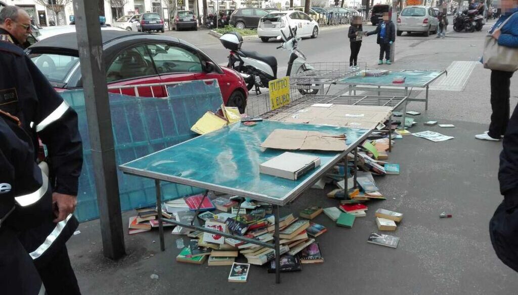 Librai abusivi nel centro commerciale Happio