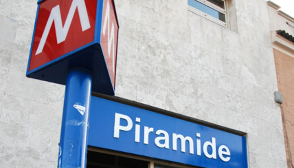 Persona sui binari alla stazione Piramide della Metro B