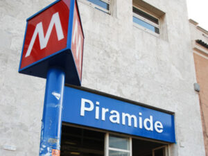 Persona sui binari alla stazione Piramide della Metro B Persona sui binari alla stazione Piramide della Metro B