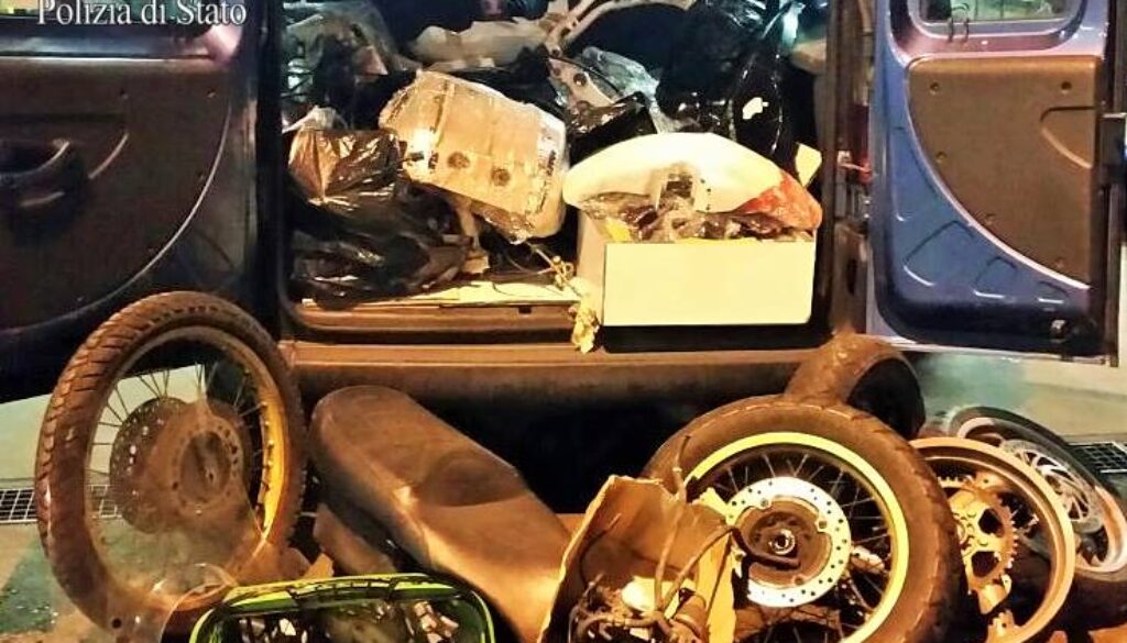 Pezzi di moto rubate in una cantina al Laurentino 38