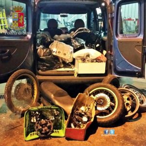 Pezzi di moto rubate in una cantina al Laurentino 38 Pezzi di moto rubate in una cantina al Laurentino 38