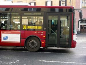 Portellone del bus 30 si stacca Portellone del bus 30 si stacca