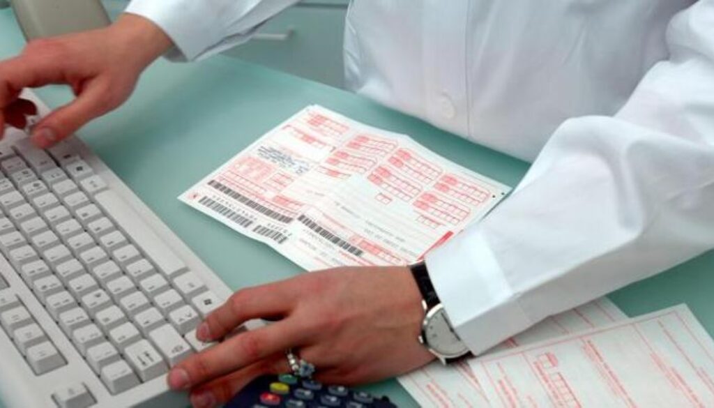 Pugni e schiaffi al medico a Morena