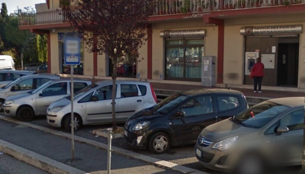 Rapina con spaccata a una banca di Guidonia